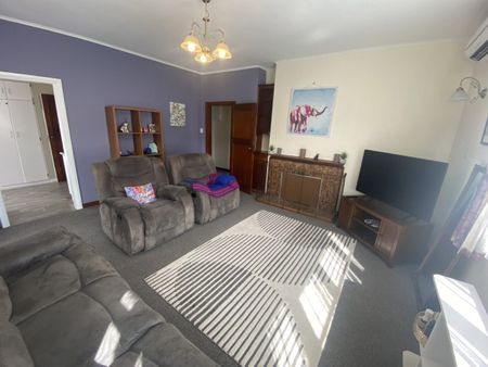 Bright 3-Bedroom Home in Wakari - Photo 4