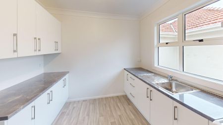 Roslyn - 3 Bedrooms - Photo 4
