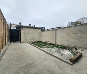 3 bedroom end of terrace house to rent - Photo 3