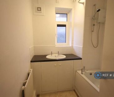1 bedroom in a flat share to rent - Photo 5