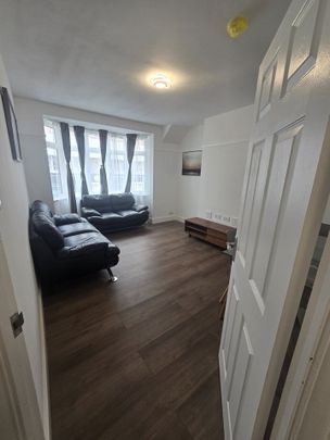 2 Bed Flat, Wembley, HA9 - Photo 1