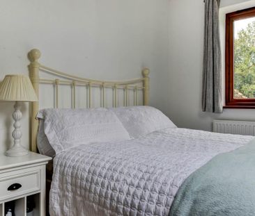 4 bedroom detached house to rent - Photo 2