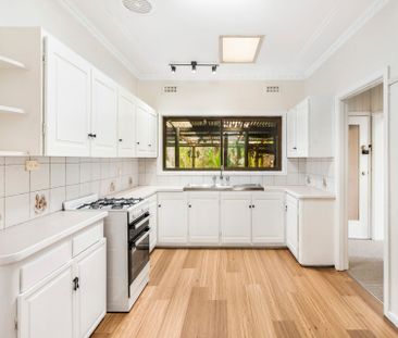 SPACIOUS FAMILY HOME IN A PRIME EAST CORRIMAL LOCATION - Photo 4