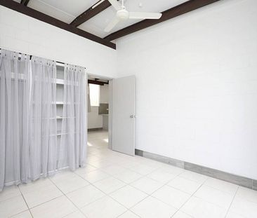 Fully Renovated - Vaulted Ceilings - 60m From Beach - Fenced Yard -... - Photo 2