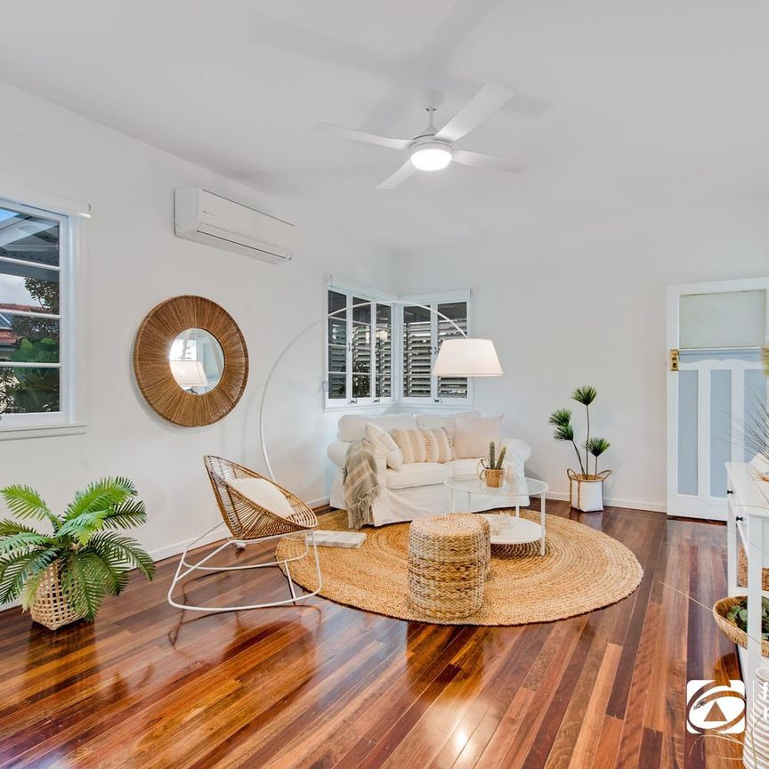 BEAUTIFUL COTTAGE IN OYSTER POINT - "RYAN COTTAGE " - Photo 1