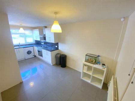 3 bedroom end of terrace house to rent - Photo 5