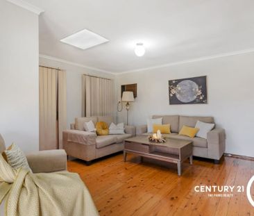 Three Bedroom Home with Swimming Pool! - Photo 5