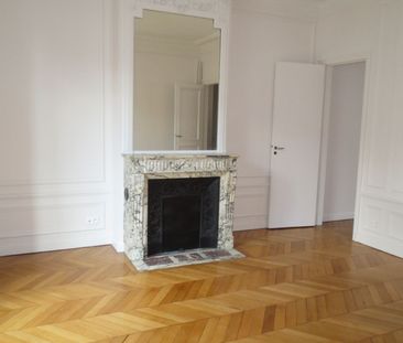 Appartement • Saint Philippe du Roule - Photo 2