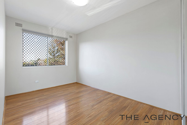 Recently Updated, Sun-Kissed, Expansive And Private, Three Bedroom Apartment, Only Moments To The Shops, Train Station And Plaza - Photo 1