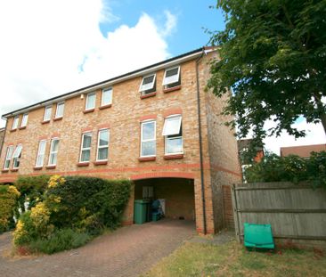 3 bedroom end of terrace to rent Farriers Road, Epsom, KT17 - Photo 4