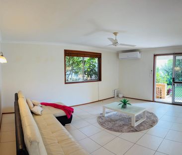 Walk to Palm Beach & trendy cafes! - Photo 1