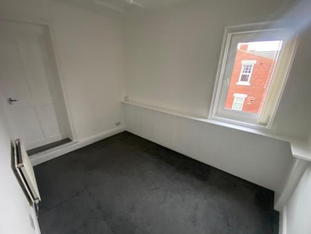 3 bedroom flat to rent - Photo 4