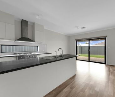 Neat & Tidy 3-Bedroom Family Home - Photo 4