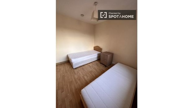 Bed for rent in 2-bedroom apartment in Dublin - Photo 1