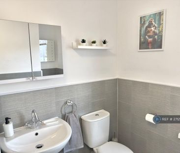 1 bedroom in a house share to rent - Photo 2