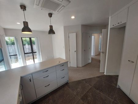 Pet Friendly Epsom Family Home - Photo 3