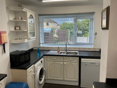 Room 4, 39, Eastfield Crescent - Photo 4