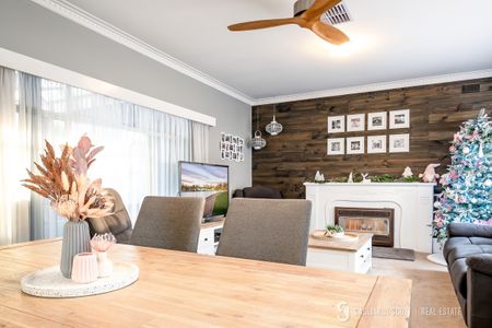 Stunning 3 Bedroom Home - Photo 3