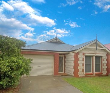 Comfortable & Convenient 3-Bedroom Villa in a Central Location - Photo 6
