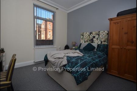 4 Bedroom Regent Park Avenue - Photo 2