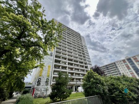 Beau et grand T2 de 64,05 m² - 16ème étage - ESPLANADE - Photo 2