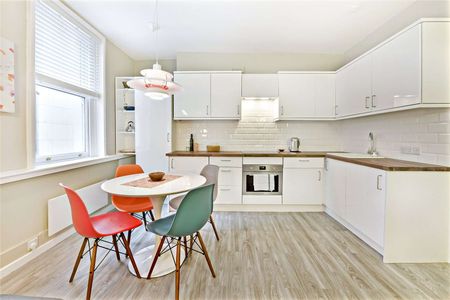 A well-presented one bedroom apartment - Photo 2