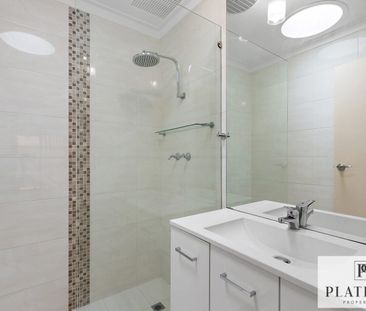 PRIVATE & CHARMING REAR VILLA WITH SPACIOUS COURTYARD LIVING - Photo 6