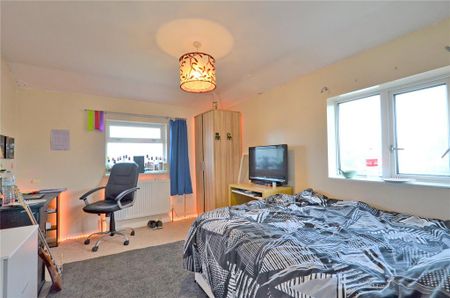 4 bedroom semi-detached house to rent - Photo 4