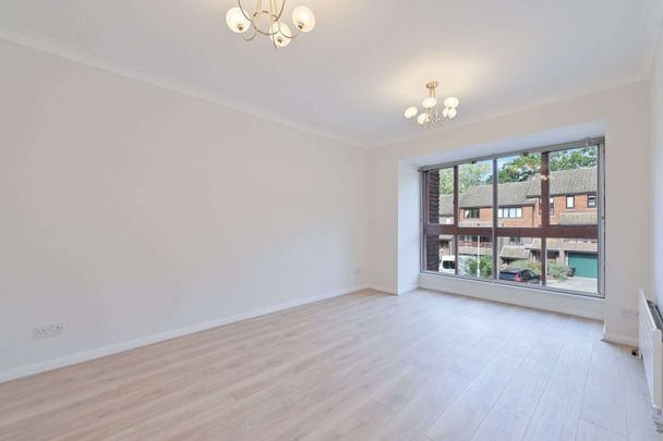 Refurbished four bedroom townhouse which is located within a cul-de-sac and offers flexible accommodation. Available now on an unfurnished basis. - Photo 1