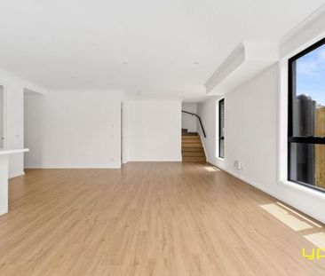 Brand New Charming Family Home in Notting Hill - Photo 3