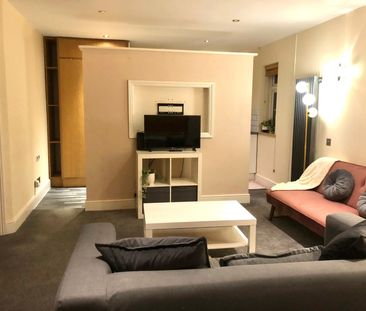 Executive detached property in amazing area! 01STMI - Room 6 - Photo 3