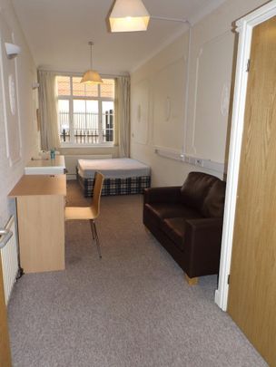 1 bedroom in a house share to rent - Photo 1