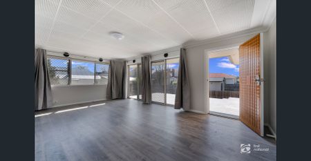 Spacious 3 Bedroom Renovated Unit - Photo 2