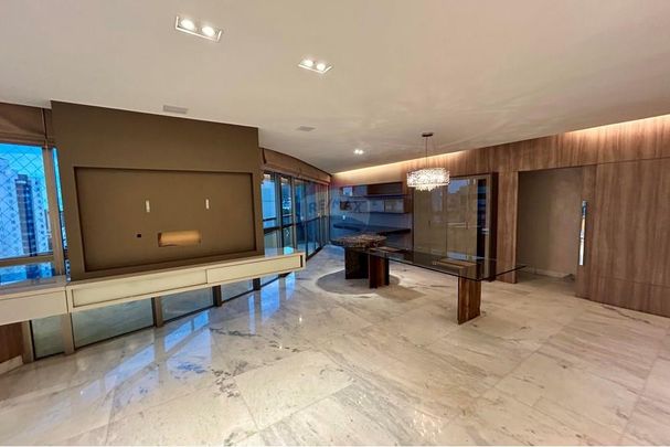 Apartamento de 240m² no Belvedere, 4 quartos e lazer completo com quadra de tênis - Foto 1
