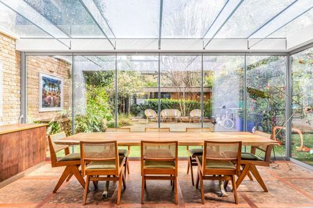 A superbly situated and recently renovated five bedroom Victorian family home with off-street parking - Photo 2