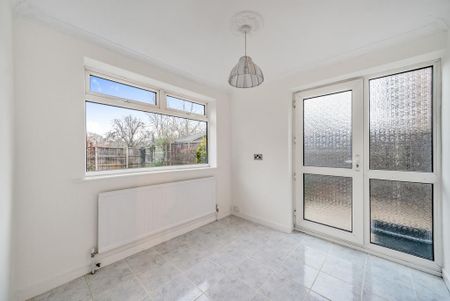 3 bedroom semi-detached house to rent - Photo 3