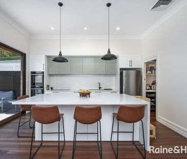 Exemptional 4-Bedroom House in the Heart of Marrickville - Photo 6