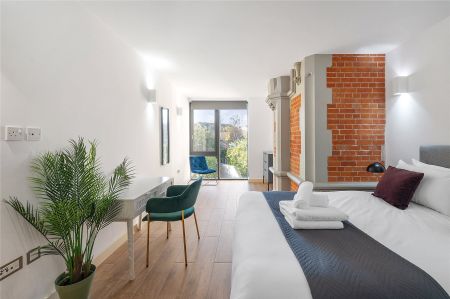 St. Georges Apartments, Brentford, TW8 flat to rent - Photo 3