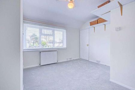 Bloxham Crescent, Hampton, TW12 - Photo 4