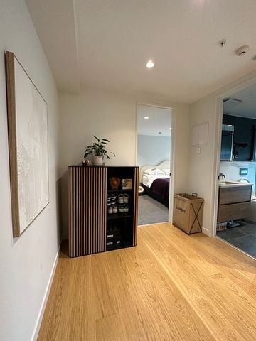 Immaculate loft style apartment with water views - Photo 4