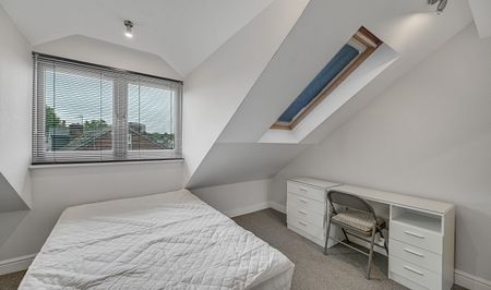 Large 5 Bed Property with 4 Bathrooms - Photo 4