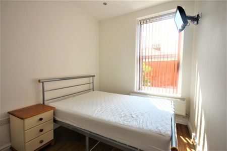 3 bedroom flat to rent - Photo 4