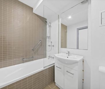 Sunny Parkside Apartment Providing Exceptional Lifestyle Convenience - Photo 1