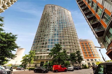 Situated on the 21st floor of the luxurious Ontario Tower development, this stunning studio apartment offers exceptional décor, lift, concierge and secure entry. - Photo 2