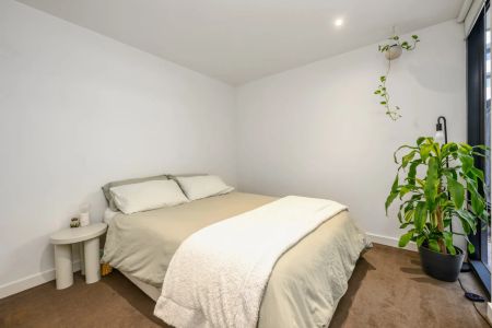 Modern 1-Bedroom Apartment with Study in Travancore - Photo 4