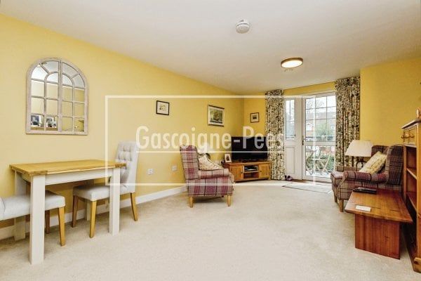 Queen Elizabeth Place - Alton - Photo 1