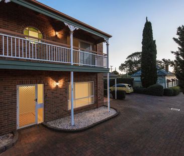 Spacious Townhouse - Great Location - Water Included!! - Photo 5