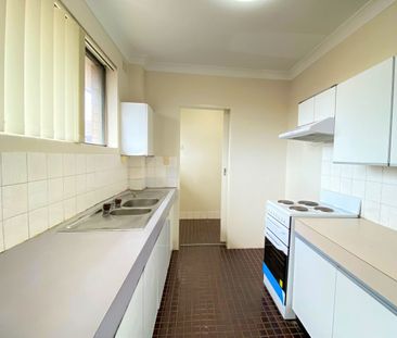 SPACIOUS TWO-BEDROOM APARTMENT IN PRIME WESTMEAD LOCATION - Photo 3