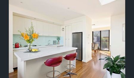 Loads of space and opposite the park! - Photo 5