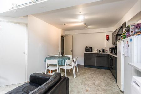 6 bedroom terraced house to rent - Photo 4